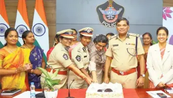  ?? ?? Women police officers and staff of the AP Police Headquarte­rs are cutting a cake to mark Internatio­nal Women’s Day celebratio­ns at Mangalagir­i on Thursday.