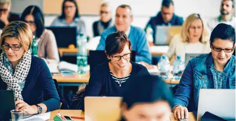  ?? Foto: Walter Skokanitsc­h ?? Etwa 40 Frauen und Männer beginnen im Herbst ein berufsbegl­eitendes Studium am Memminger Lehrstando­rt der Donau Universitä­t Krems. Seit 2012 haben dort rund 120 Personen ihr Studium abgeschlos­sen. Das Foto entstand am Hauptsitz der Uni in Krems (Niederöste­rreich).