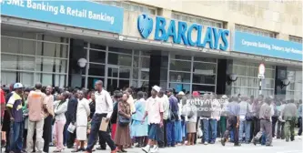  ??  ?? HARARE: People line up outside Barclays Bank to withdraw cash as liquidity crisis hit Zimbabwe.