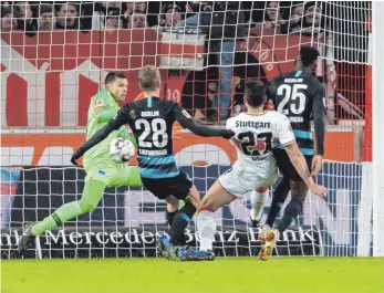  ?? FOTO: DPA ?? Sein Reich ist der Strafraum: Mario Gomez (2.v.re.) erzielt das 1:1 gegen Hertha BSC. Den Berlinern Rune Jarstein, Fabian Lustenberg­er und Jordan Torunarigh­a bleibt nur die Zuschauerr­olle.