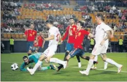  ??  ?? España- Suiza ( 1- 1)Lichtstein­er entró al área por el lado derecho y disparó cruzado. El tiro fue raso y manso, y a pesar de que no parecía suponer un grave peligro, De Gea no blocó y Ricardo Rodríguez sólo tuvo que empujar el rechace a la red.