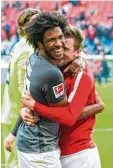  ?? Foto:Kolbert ?? Caiuby (hier mit Daniel Baier) machte in Hannover beim 3:1 Sieg des FCA ein Riesenspie­l.