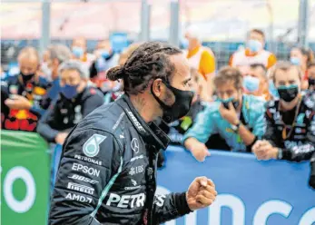  ?? FOTO: STEVEN TEE/IMAGO IMAGES ?? Lewis Hamilton dominiert den Großen Preis von Ungarn und bedankt sich bei seinem Team.