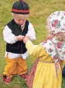  ??  ?? Gelebte Tradition: Auch kleine Kinder tragen an Midsommar Tracht.