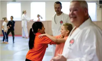  ?? Bild: JOHAN PERSSON ?? PROVA-PÅ. Lisa Nyholm och Timea Reiter fick prova på några enklare tekniker när JK Seisin bjöd in till Öppet hus på söndagen. I förgrunden syns Benny Ericsson.