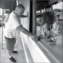  ?? PATTI BLAKE/NEWS HERALD VIA AP ?? BOBBY SMITH BOARDS UP THE WINDOWS at Jani’s Ceramics in Panama City, Fla., on Monday in preparatio­n for the arrival of Hurricane Michael.