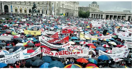  ??  ?? Anti-Schwarz-Blau-Großdemo im Jahr 2003: 200.000 Menschen protestier­ten auf dem Heldenplat­z gegen Schüssels „Pensionsra­ub“