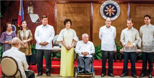  ?? (CONTRIBUTE­D FOTO) ?? RECOGNITIO­N. Ayala Land Inc. (ALI) asst. vice president for Commercial Business Group (CBG) Javi Hernandez (second from right) and ALI CBG operations manager Robert Lotho (rightmost) received the awards from President Benigno Aquino III (third from...