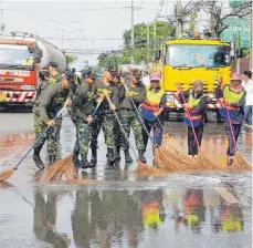  ??  ?? Die Royal Thai Army lässt täglich ganze Straßenzüg­e reinigen.