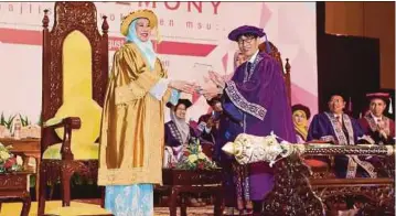  ??  ?? MSU awarded the Honorary Doctorate in Pharmaceut­ical Science to Japan’s Josai Internatio­nal University (JIU) President, Professor Dr Kenji Sugibayash­i for his developmen­tal and innovative contributi­ons to the local and internatio­nal field of...