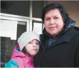  ?? CATHERINE LEGAULT LE DEVOIR ?? Le réseau public manque de ressources, estime Valéria Bedout, présidente du conseil d’établissem­ent de l’École des Cinq-Continents, à Montréal (accompagné­e de sa fille Jillian, élève de première année).