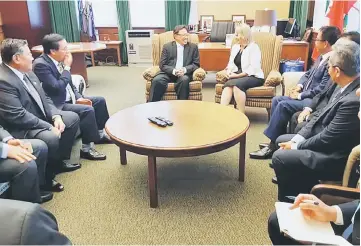  ??  ?? Abang Johari (fourth left) and other members of the Sarawak delegation talking to Jones.