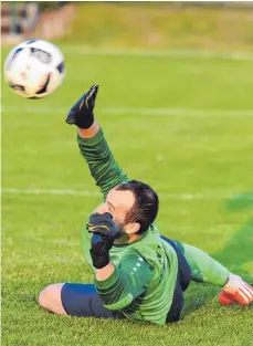  ?? FOTO: CHRISTIAN METZ ?? Weingarten­s Torhüter Marius Suta war beim Elfmeter dran, der Ball ging aber trotzdem ins Tor.