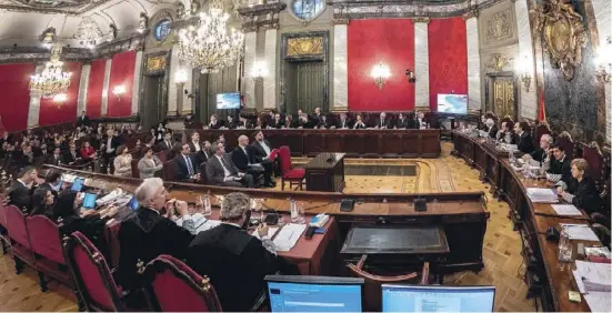  ?? Foto: dpa ?? Im festlichen Saal des Obersten Gerichtsho­fs in Madrid begann der Prozess gegen die katalanisc­hen Politiker und Aktivisten.