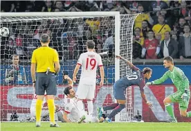  ?? AP ?? Oportuno. Neymar ya aprovechó el rebote para marcar el tercero.