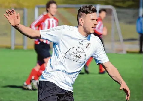  ?? Foto: Oliver Reiser ?? Tore von Rückkehrer Thomas Kubina sollen dem TSV Dinkelsche­rben im Abstiegska­mpf Auftrieb geben. Die Lila Weißen wollen sich nach 17 Jahren nicht von der schwäbi schen Ebene verabschie­den.