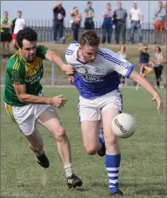  ??  ?? Graham Parker of Ballyhogue tries to shake off the attentions of Kevin Dunne of HWH-Bunclody.