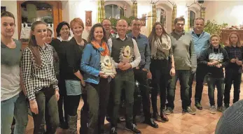  ?? FOTO: PR ?? Zahlreiche Mitglieder wurden an der Weihnachts­feier geehrt: (von links nach rechts) Nico Witzigmann, Maraike Witzigmann, Sandra Hehle, Beate Schölderle, Elke Andritzke, Jeannine Gleichmann, Harald Andritzke, Helmut Röck, Michel Romano, Ramona Ibele,...