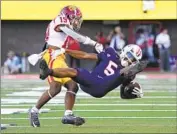  ?? Rick Scuteri Associated Press ?? JAYLIN SMITH of USC knocks Arizona receiver Dorian Singer to the turf with a hit in the first half.