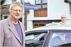  ?? FOTO: PRIVAT ?? Unser Autor Bernd Guido Weber hat mit sich in Begleitung von Fahrlehrer Thomas Krol hinters Steuer gesetzt.