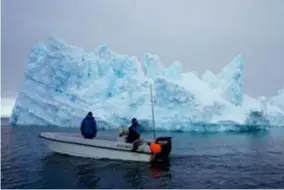  ?? FOTO'S VRT ?? Tom Waes trekt in Groenland met de Inuit op zeehondenj­acht. “De mensen hebben hier geen andere keuze.”