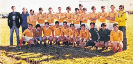  ??  ?? Juvenil de rugby contra los Pumitas, 1978. Al año siguiente se produjo el accidente. Andoni es el quinto desde la derecha.