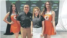  ??  ?? Sergio Dávila, gerente de Mercadeo y Maritza Morales, jefe de Marca, junto a las modelos durante el lanzamient­o del torneo.