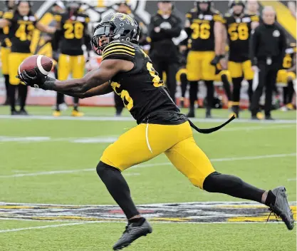  ?? JOHN RENNISON THE HAMILTON SPECTATOR FILE PHOTO ?? Ticats’ Bralon Addison, who was injured seconds after making this catch in October against Ottawa, is healthy and already training with quarterbac­k Dane Evans in Hamilton.