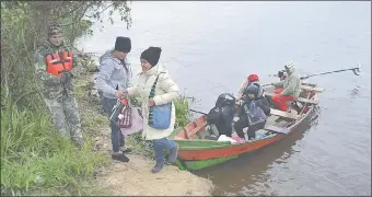  ??  ?? Dos docentes y sus alumnos llegan a la compañía Monte Alto para dar clases.