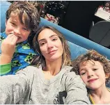  ?? ?? SNUGGLES Frankie Bridge swaps castle for sofa with her sons Parker, eight, and Carter, six