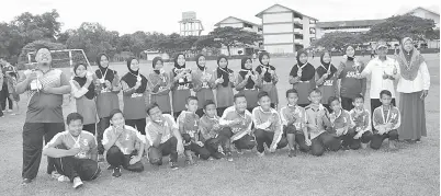  ??  ?? GURU Besar SK Lubok Temiang, Cally Awat Moguring (dua dari kanan) bersama pemain SK Lubok Temiang.