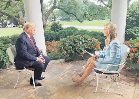  ??  ?? ► El Presidente Donald Trump es entrevista­do por Ainsley Earhardt del canal Fox.