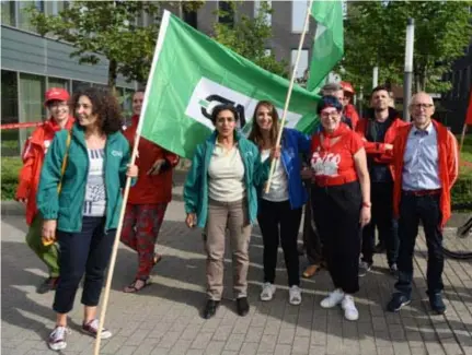  ?? FOTO JAN VAN DER PERRE ?? De vakbonden blokkeerde­n gedecideer­d de ingang van het gebouw in Berchem.