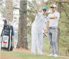  ??  ?? ► Niemann y su caddie analizan la mejor jugada para atacar el green en el hoyo 1 del Masters de Augusta.