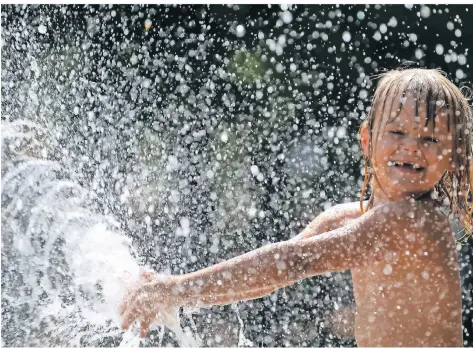  ?? FOTO: SKOLIMOWSK­A/DPA ?? Die Temperatur­en sollen steigen, die Sonne zeigt sich laut den Meteorolog­en wieder häufiger. Zeit für den Besuch eines Wasserspie­lpltzes.