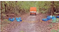  ?? FOTO: JUNGMANN ?? Die Kanister lagen an einem Waldweg nahe der niederländ­ischen Grenze. Ob es sich um Reste aus der Drogenhers­tellung handelt, ist noch unklar.
