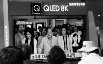  ?? PHOTO: AP/PTI ?? A news channel shows a file image of the late Samsung Electronic­s chairman Lee Kun-hee, centre, and his daughters, in Seoul on Wednesday