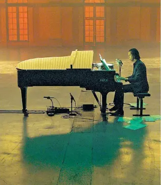  ?? ?? Im Juni 2020 trat Nick Cave solo in London ohne Publikum auf: „The Idiot Prayer at Alexandra Palace“, Arte, 1.30 Uhr.