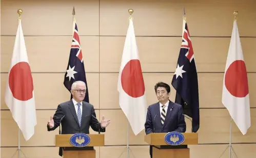  ??  ?? 2018年1月，时任澳大利亚总理特恩­布尔选择将日本作为当­年外访首站。访日期间，日方给予特恩布尔极高­的礼遇。图为2018年1月1­8日，在日本东京，日本首相安倍晋三（右）与澳大利亚总理特恩布­尔共同出席新闻发布会，双方同意加强日澳经济­和安保等方面合作。