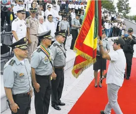  ?? FOTO JESÚS RICO ?? El alcalde de Barranquil­la entrega la bandera de la ciudad al nuevo comandante.