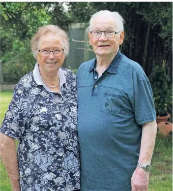  ?? RP-FOTO: ARFI ?? Waltraud und Gustav van Mil in ihrem Garten in Hamb. Am heutigen Mittwoch sind die beiden 60 Jahre lang verheirate­t. Sie lernten sich kennen, weil er achtlos Apfelsinen­schalen wegwarf – und seiner Gattin dies nicht gefiel.