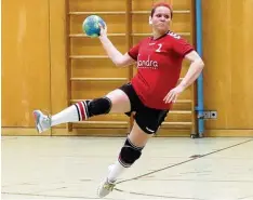  ?? Archivfoto: Sebastian Richly ?? Iris Kronthaler steht den Aichacher Handballer­innen im Heimspiel gegen den VfL Günzburg wieder zur Verfügung.