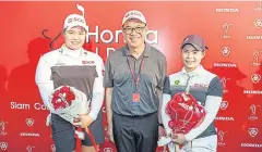  ??  ?? SCG boss Rungroj Rangsiyopa­s is flanked by sisters Moriya, right, and Ariya Jutanugarn.