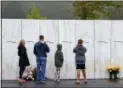  ?? GENE J. PUSKAR — THE ASSOCIATED PRESS ?? In Shanksvill­e, Pa.: Visitors to the Flight 93 National Memorial participat­e in a sunset memorial.