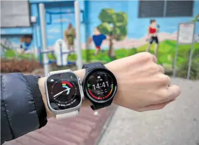  ?? ?? Smart hodinky Apple Watch Ultra (bledé) a Samsung Galaxy Watch 5 Pro (tmavé) podávali počas 10-dňového testu výborné výsledky. FOTO: HN/ALŽBETA HARRY GAVENDOVÁ