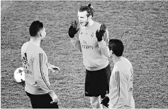  ??  ?? Real Madrid’s Welsh forward Gareth Bale (centre) speaks with Brazilian midfielder Casemiro and French defender Raphael Varane (right) during a training session in Madrid. — AFP photo