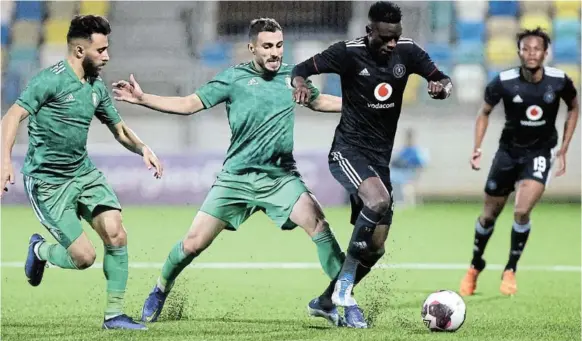  ?? /ABBAS FARDA / BACKPAGEPI­X ?? Mohamed Aleyat of Al Ahli Tripoli challenges Innocent Maela of Orlando Pirates during their CAF Confederat­ion Cup semifinal first leg match at the Martyrs of February Stadium in Benina, Libya, on Sunday.