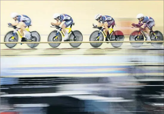  ?? IAN MACNICOL / GETTY ?? Ciclistas del equipo francés durante un entrenamie­nto en el velódromo Sir Chris Hoy, en Glasgow, esta semana