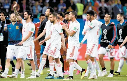  ??  ?? Los jugadores de ESpaña celebran su triunfo en Kazán