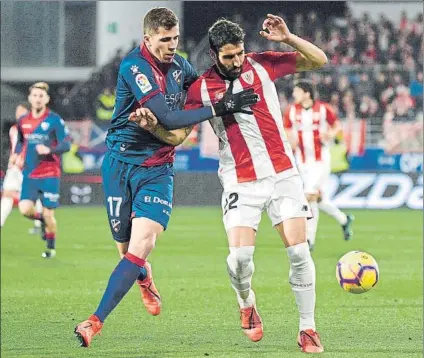  ?? FOTO: EFE ?? Resolutivo Raúl García fue el encargado de lanzar el penalti para marcar el tanto que dio la victoria a los leones en El Alcoraz